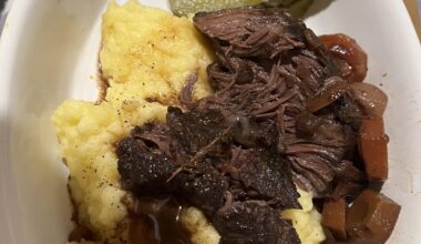 Viel cheecks wine stew, mashed potatoes and pickles