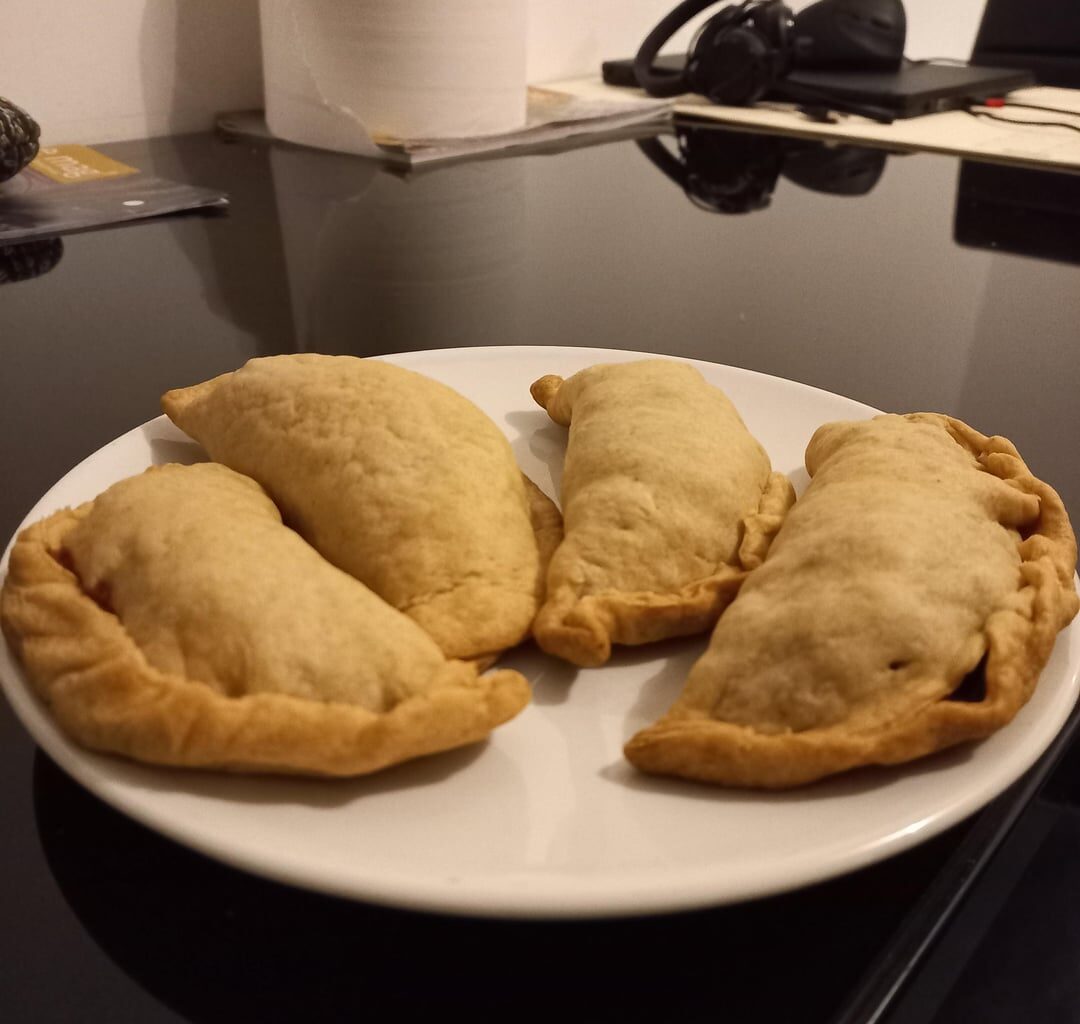 Empanadas à la viande hachée avec une sauce pimentée
