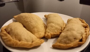Empanadas à la viande hachée avec une sauce pimentée