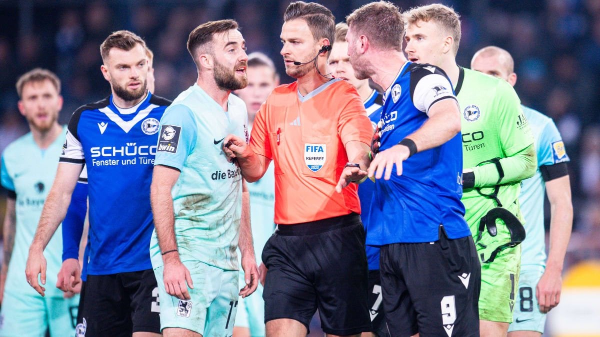 Neue Perspektive: Schiri-Kamera vor Bundesliga-Premiere - Beim Sonntagsspiel zwischen Frankfurt und Wolfsburg wird sie erstmals zum Einsatz kommen