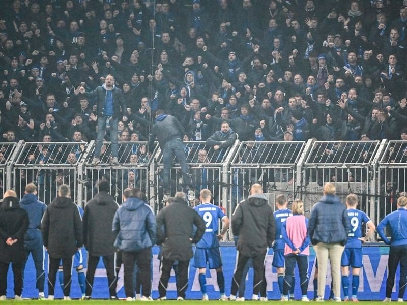 Wut auf Schalke: Team lässt S04-Fans zwei Stunden warten