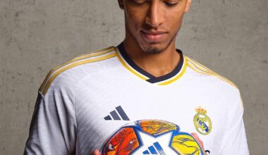 Jude Bellingham with the new UCL ball.