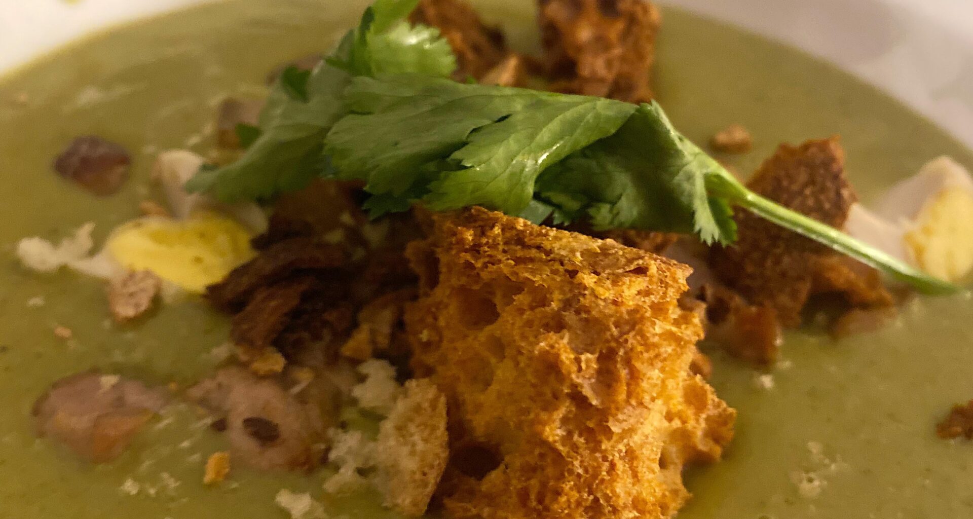 Velouté de mâche, œuf de caille et lardons