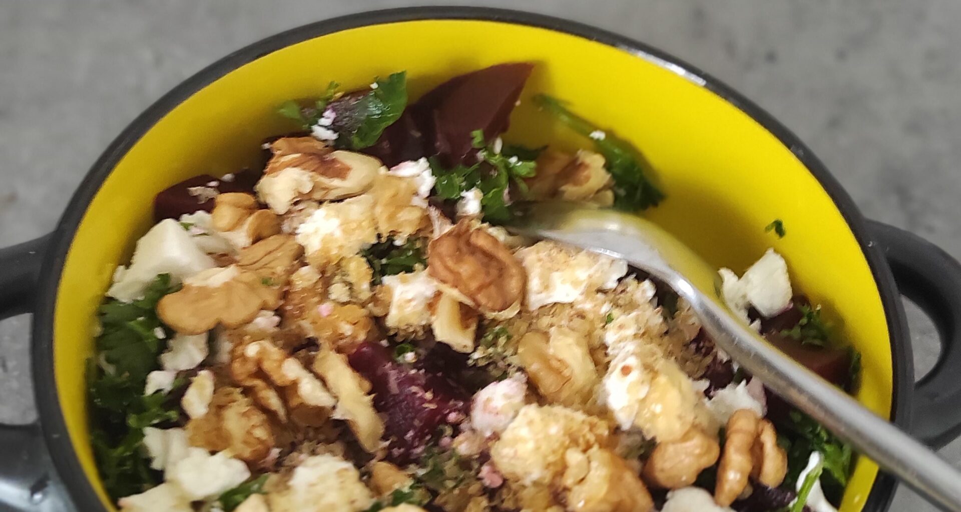 Salade du jour bonjour : betterave, noix, feta et persil frisé+ vinaigrette maison