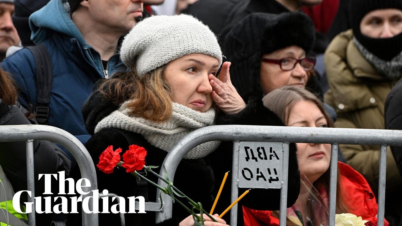 Hundreds gather for Alexei Navalny funeral amid heavy police presence