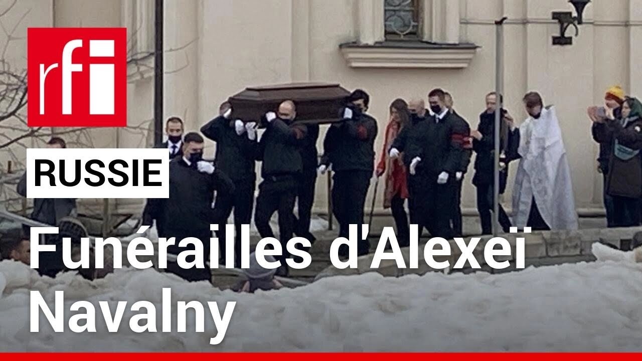 Russie : des milliers de personnes rendent hommage à Alexeï Navalny • RFI