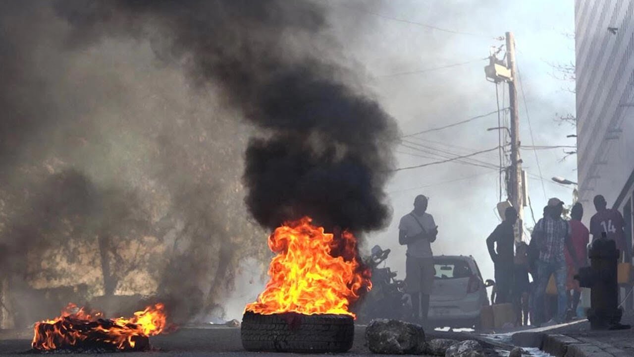 Armed gangs try to take control of Haiti's main airport after jailbreak • FRANCE 24 English