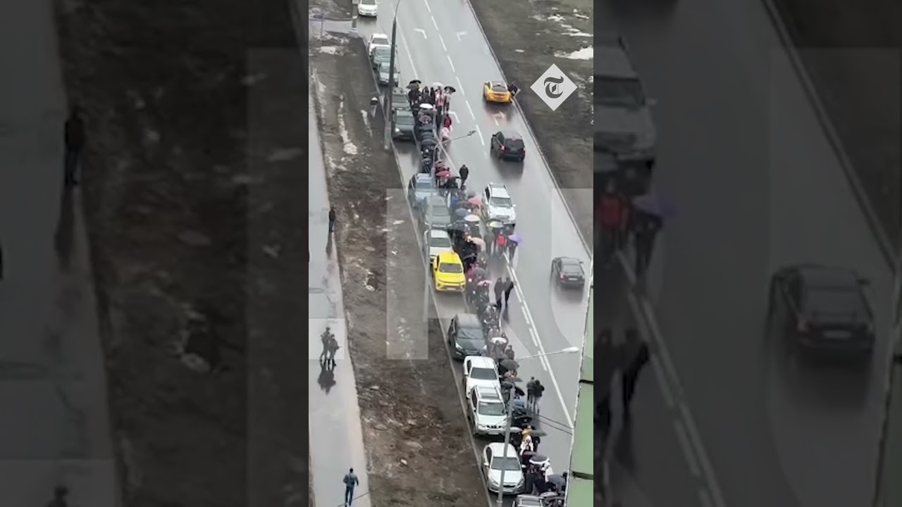 Russians queue to donate blood for victims of Moscow shooting