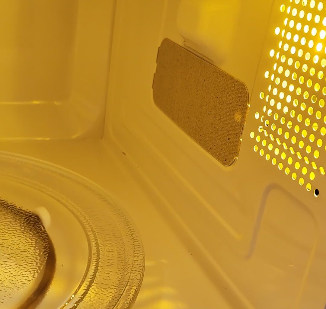 Neue Mikrowelle - Pappeverkleidung oder Teil der Maschine?