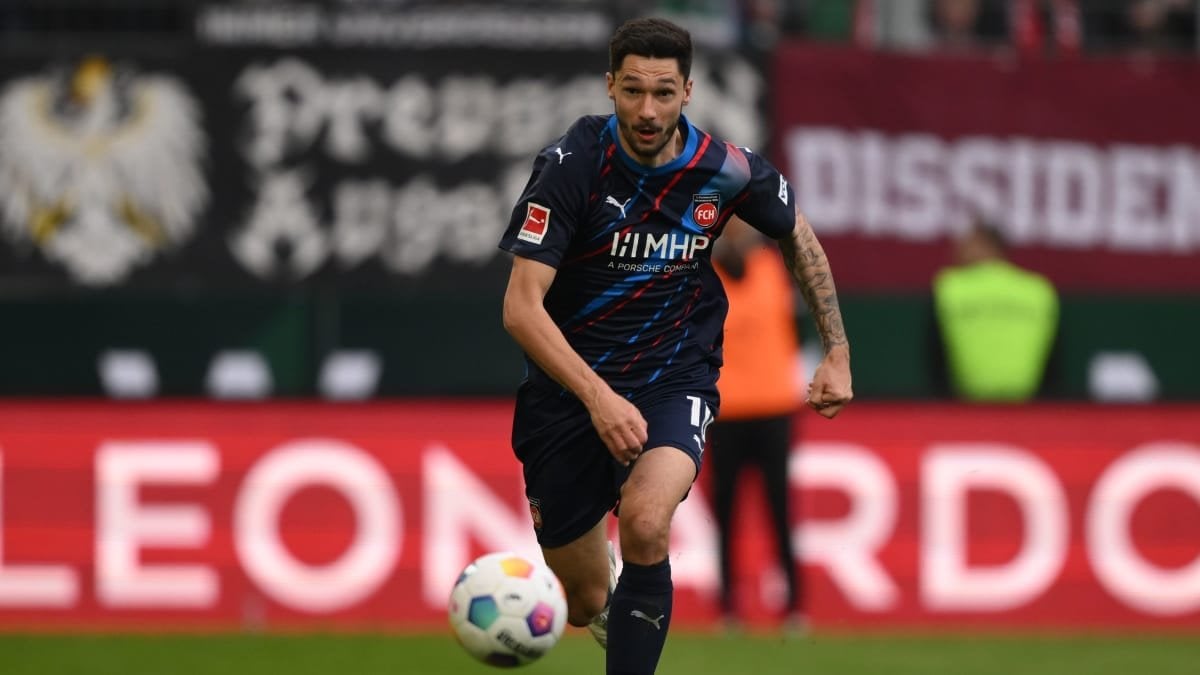 Kleindienst nach FCA-Spiel frustriert: "Mir fehlt das Fingerspitzengefühl. Es ist ganz schlechtes Niveau, was da gepfiffen wird, man verweichlicht diesen Sport. Das hat nichts mehr mit Fußball zu tun, dann können wir alle zum Murmeln gehen und uns freuen, dass wir keinen Körperkontakt mehr haben."