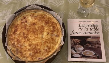 La tarte comtoise. 🦁 Ce n’est pas vraiment une spécialité typiquement comtoise, mais une sorte de quiche avec du Comté que ma maman avait l’habitude de préparer le dimanche soir. 🥰
