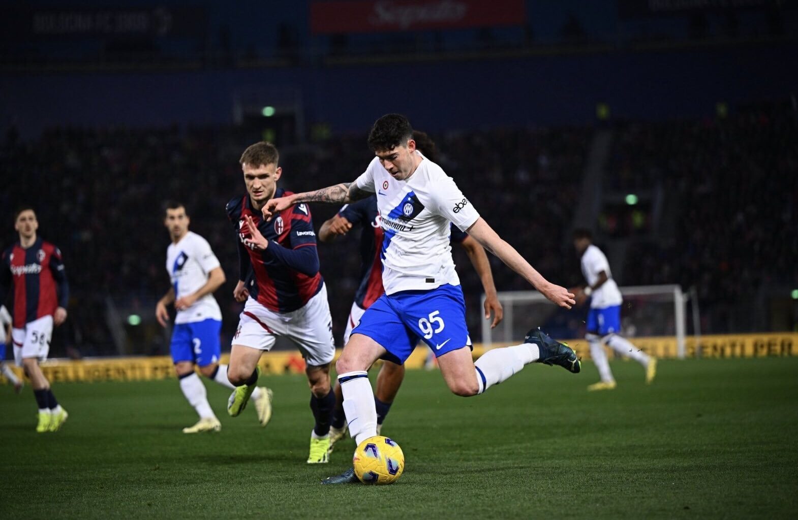 [Inter Xtra] Alessandro Bastoni vs. Bologna: 90 minutes, 1 assist, 92 touches, 89% passing accuracy, 9 passes into final third, 2/2 tackles won, 5 defensive actions, 4 recoveries, 3 times fouled, 7/8 total duels won.