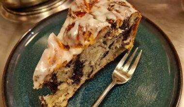 Just baked a "Rosenkuchen" with sugar glaze - rose cake, made with yeast. It has a filling made of poppy seeds, milk, rhum and some spices.