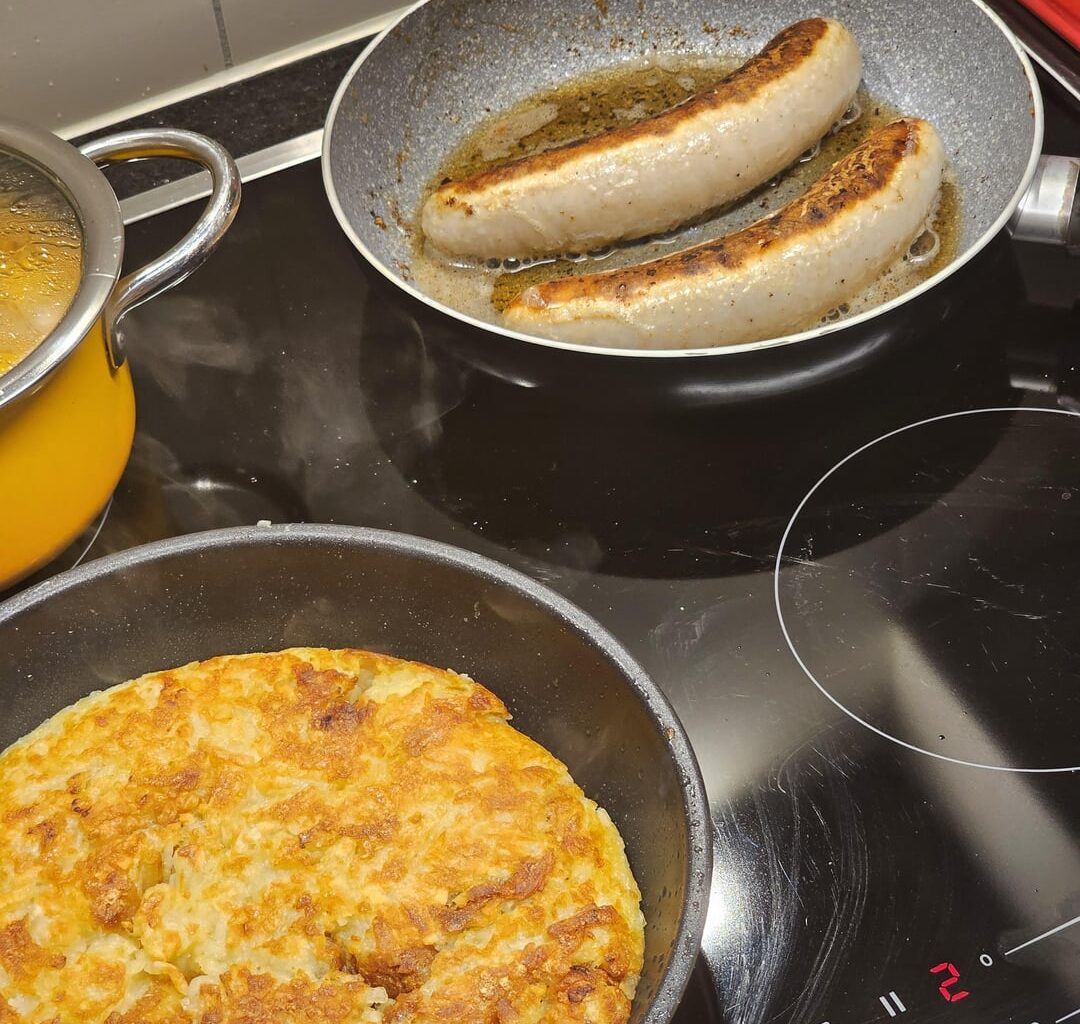 Typical Swiss rösti (here from freshly grated potatoes, though some prefer to use precooked ones from the day before), accompanied by St. Galler Olma Bratwurst