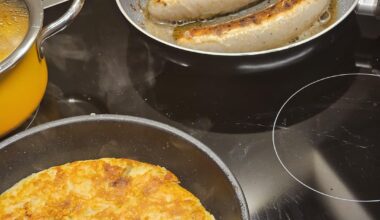 Typical Swiss rösti (here from freshly grated potatoes, though some prefer to use precooked ones from the day before), accompanied by St. Galler Olma Bratwurst