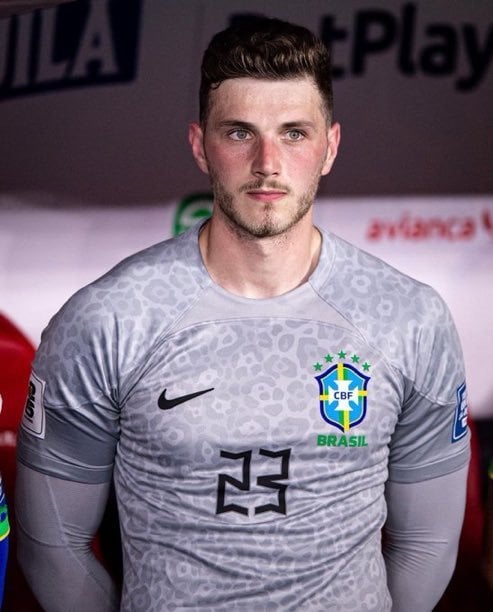 [@crsxsa (🇧🇷 fan account)] Meet Bento Krepski, the goalkeeper set to replace Alisson and Ederson in friendlies against England and Spain. Club: Athletico Paranense Age: 24 Height : 6’3  Weight: 205 lbs. Inter Milan set to sign Bento in the summer. Regarded by many as the best goalkeeper in Brazil.