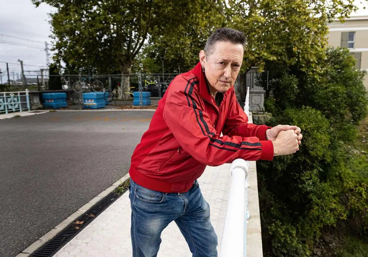 Denuncian a un instituto de Valencia por colgar un mural de Fermin Muguruza (Kortatu, Negu Gorriak etc). Una asociación lleva a juicio a los responsables del instituto al acusarles de enaltecimiento del terrorismo