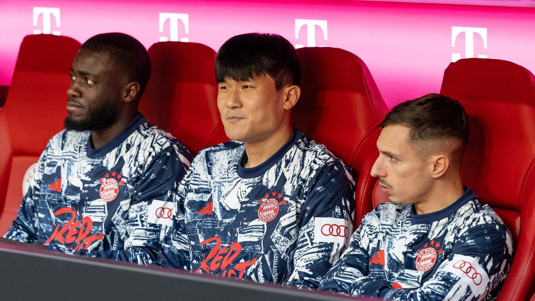 Min-Jae Kim: "Nur weil ich nicht spiele, bedeutet das nicht, dass ich komplett aus der Bahn geworfen werde. Ich habe immer Vertrauen in meine Fähigkeiten, wenn ich auf den Platz gehe [...] Weil es hier bei Bayern so viele gute Spieler gibt, kann es eben auch passieren, dass ich mal nicht spiele."