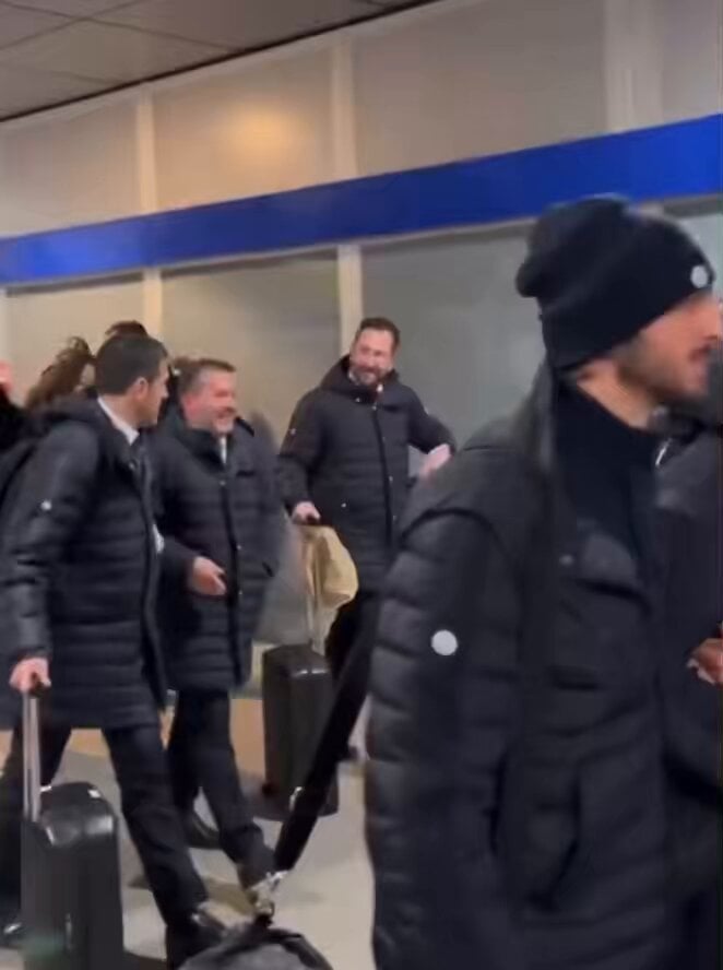 Birthday Boy Asllani pretends to be a fan & takes a photo with Pavard 😂😂