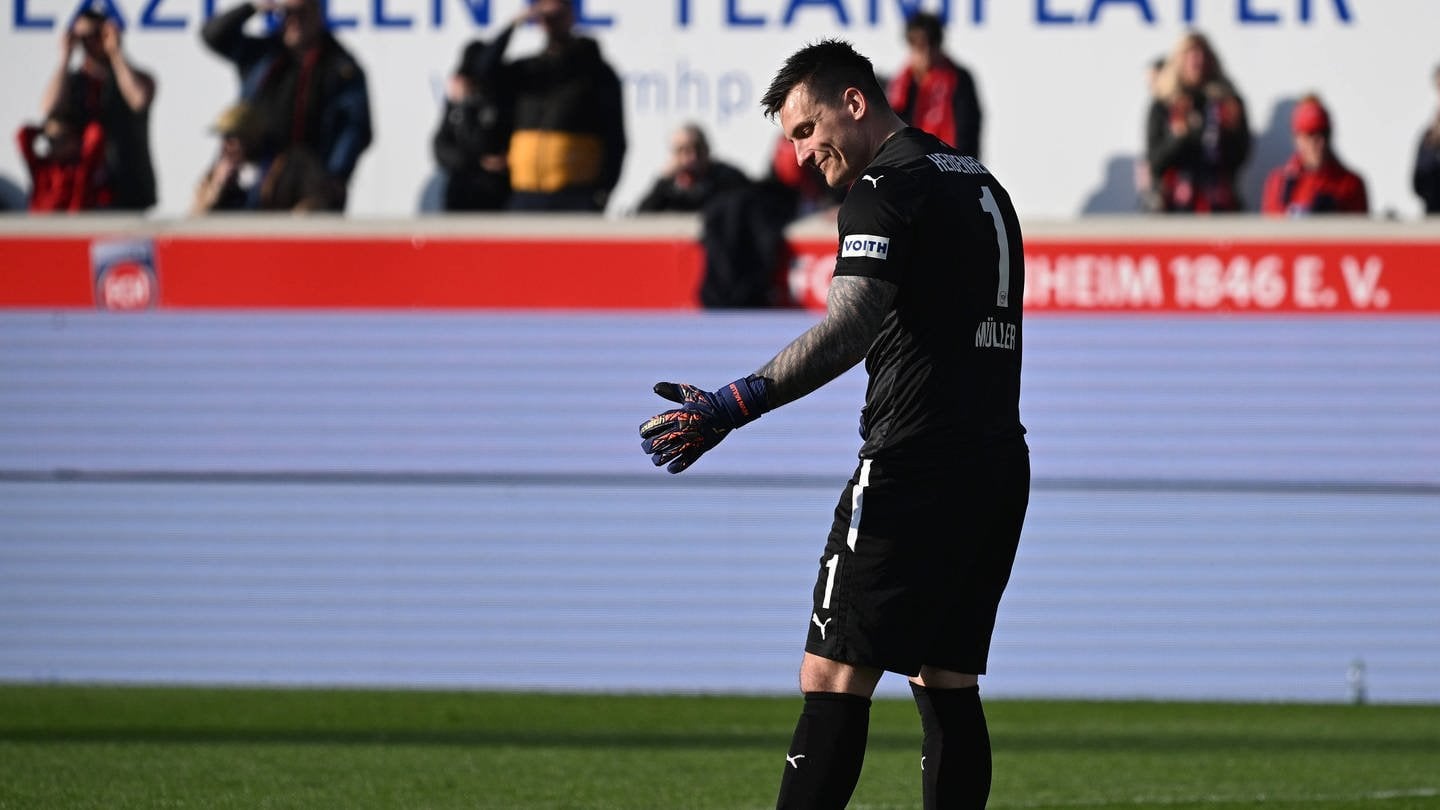 FCH-Torwart Kevin Müller "dankt" Maulwurf nach Slapstick-Tor