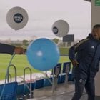 Tchouaméni and Camavinga playing hot potato in the Nivea Men Balloon Challenge