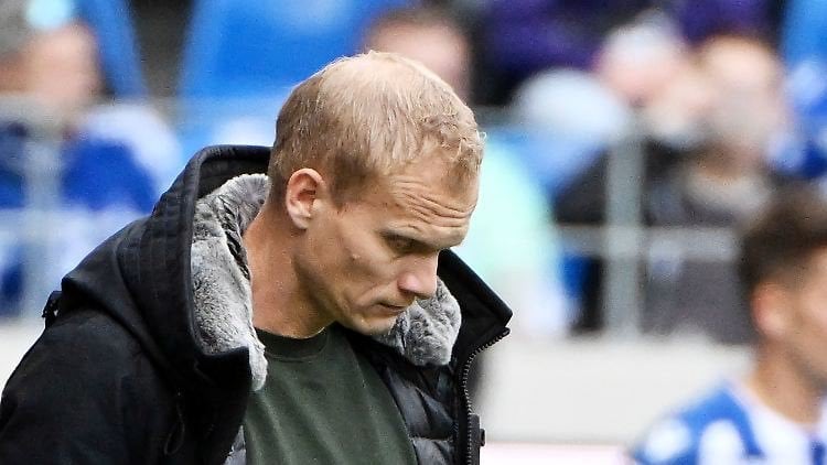 Karel Geraerts hat es sich mit wichtigen Spielern im #S04-Kader verscherzt. Die Hierarchie ist komplett aus den Fugen geraten. Dass Geraerts den Profis nach der Berlin-Niederlage schwere Vorwürfe machte & sich selbst aus der Schusslinie nahm, dürfte für zusätzliche Verstimmung gesorgt haben.