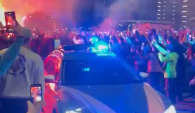 [Mari] The Inter bus gets an insane welcome to the Giuseppe Meazza by the fans! 🖤💙