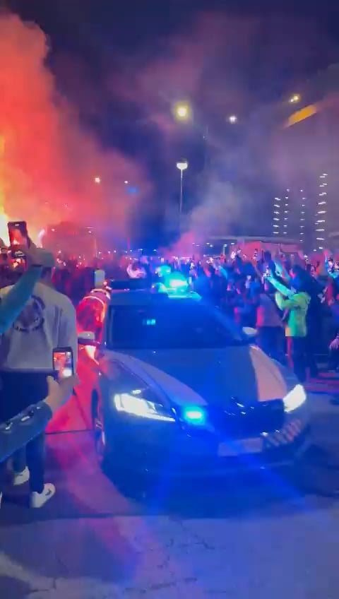 [Mari] The Inter bus gets an insane welcome to the Giuseppe Meazza by the fans! 🖤💙