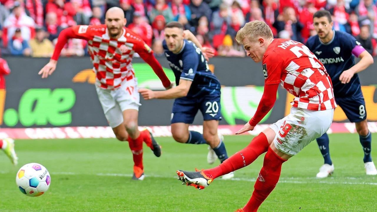 Sieg gegen Bochum: Doppelpacker Burkardt schießt Mainz auf den Relegationsplatz