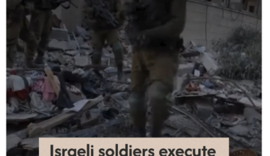 [Gaza Ouest] Dans une vidéo d'un commandant Israëlien récupérée par AJ, un soldat exécute de 4 balles un vieil homme caché chez lui, à côté de son lit, les mains en l'air. Il est félicité par son unité. L'homme a été identifié hier : il avait 73 ans et était sourd.