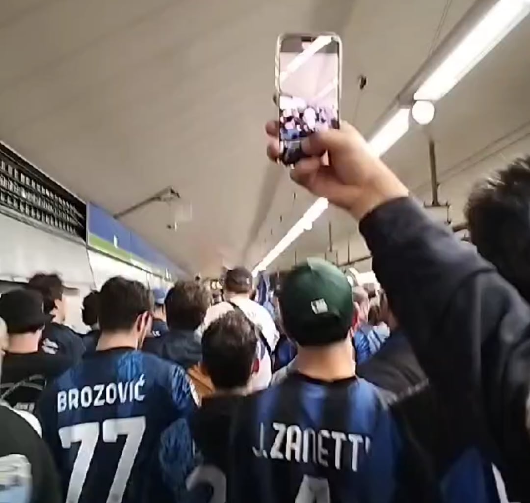 Inter fans marching towards the Cívitas Metropolitano in Madrid