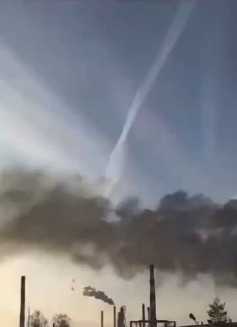 Video of Ukrainian long range drone hitting the Oil Refinery Distilation tower