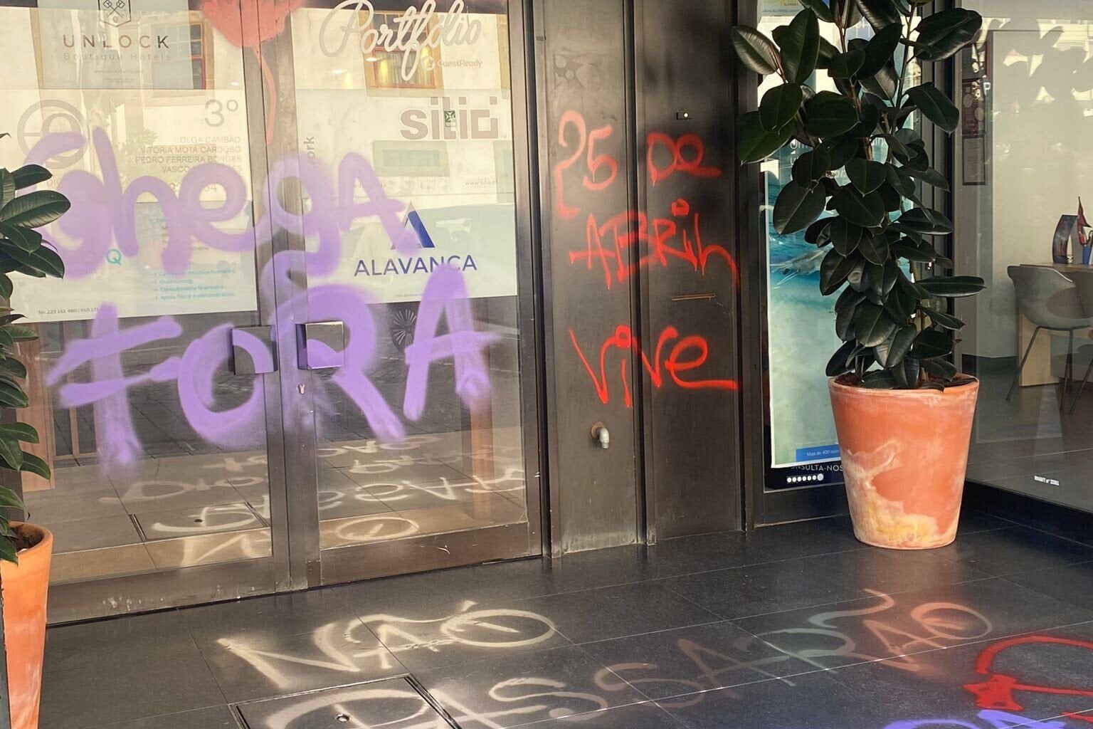 "Não passarão": sede do Chega no Porto vandalizada