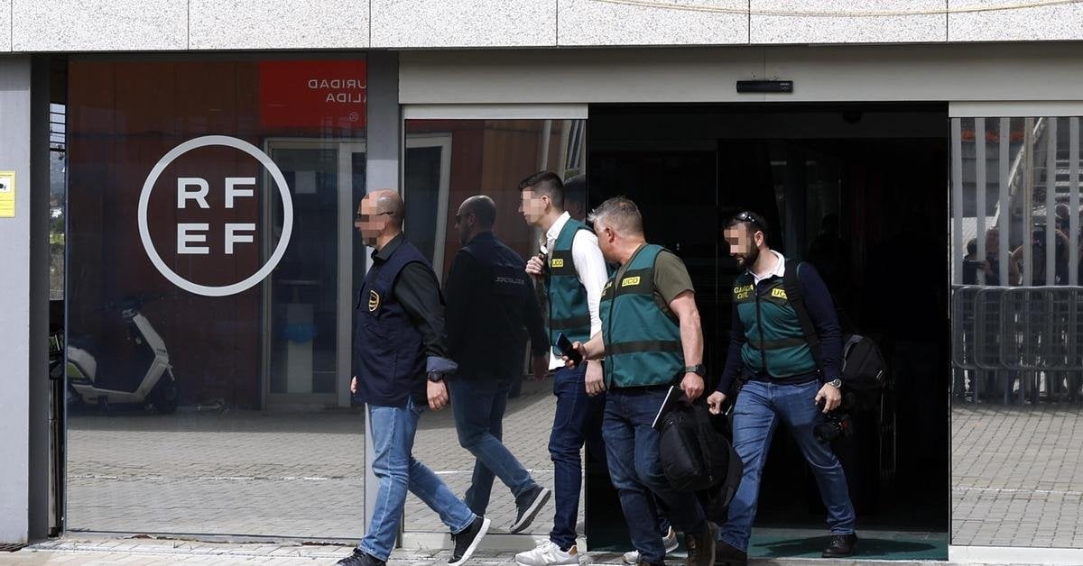 La Guardia Civil registra la Federación de Fútbol y la casa de Rubiales y detiene a varias personas por corrupción y blanqueo