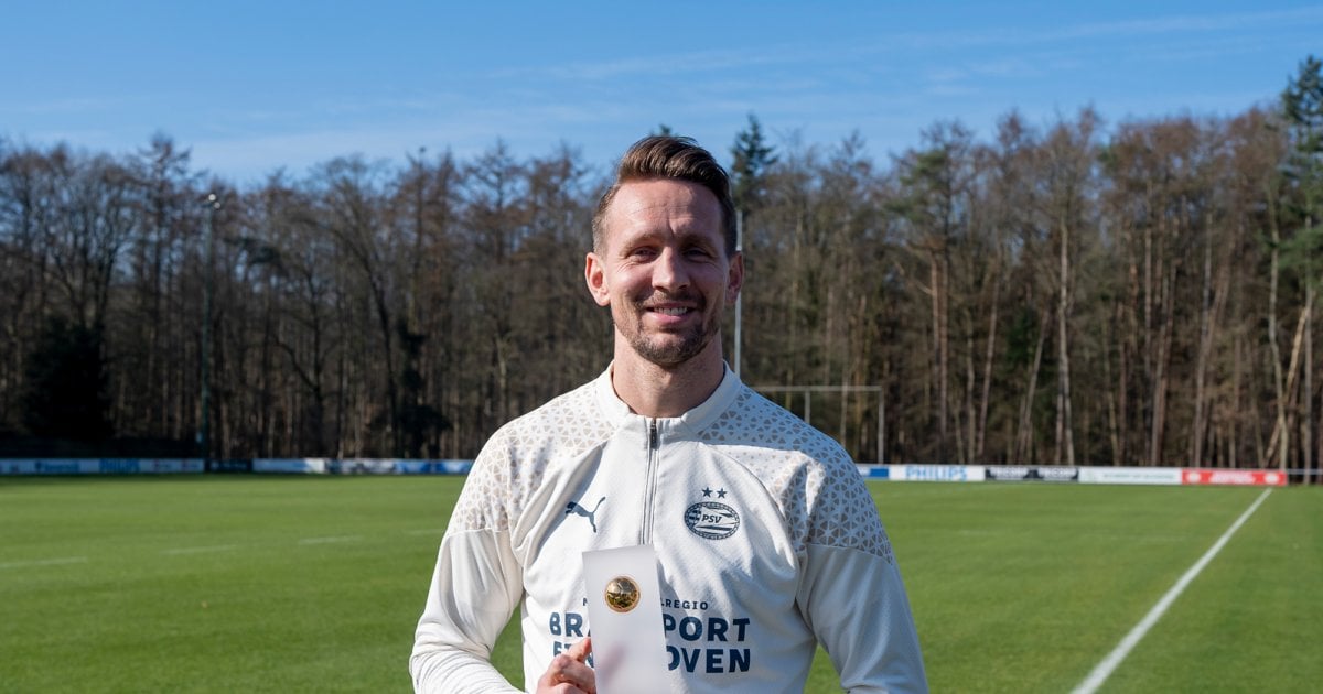 Luuk de Jong is the Eredivisie Player of the Month February. Ruben van Bommel named Young player of the Month.