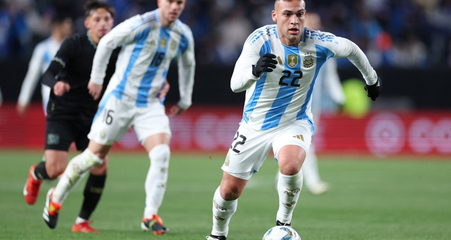 [Romano] 🇦🇷 Lautaro Martinez: “I try to show it on the field. After that, let people speak, let the fans speak... I care little about that”. “I want to show those people who talk so much that it’s not like that, that they’re wrong, because I always give my best”, told @gastonedul on TyC Sports.