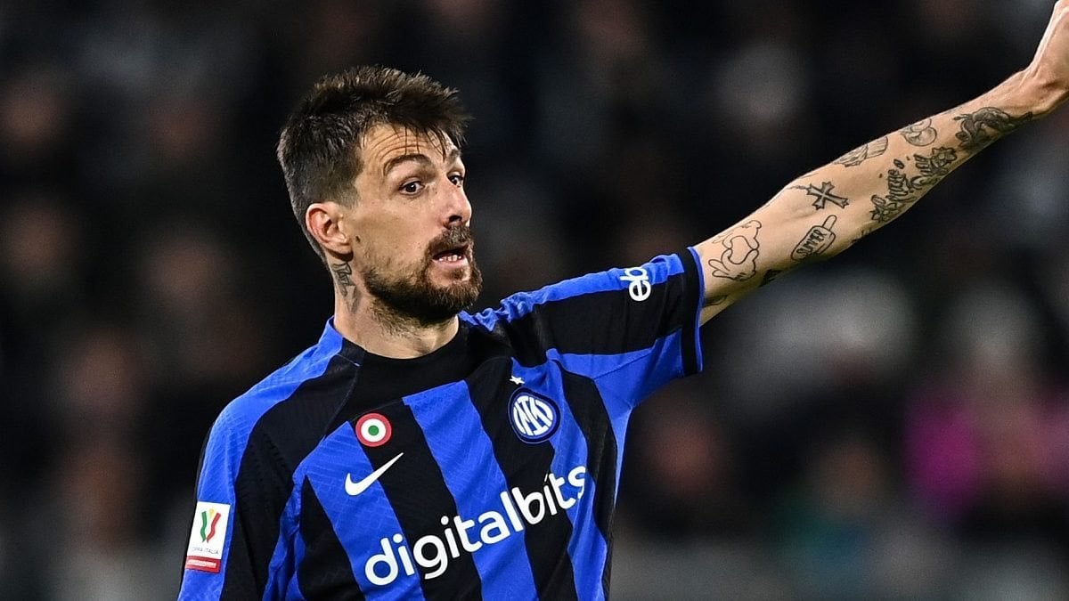 [Guarro] BREAKING: Inter, background on Francesco Acerbi: shortly before the match against Napoli he signed a contract renewal until 2027. The last year should include an option in favor of the Nerazzurri, who can terminate the agreement if they want.