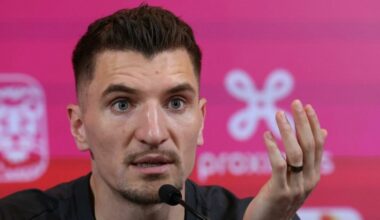 Meunier rechnet mit BVB ab: "Der BVB hat mir, obwohl ich auf dem Platz war, gesagt, dass ich durch die Rückkehr meines Konkurrenten nach seiner Verletzung wieder ins Abseits geraten würde. Da hat es mir ein bisschen an Neutralität und an Konkurrenzkampf gefehlt. Aber das ist ein anderes Thema."