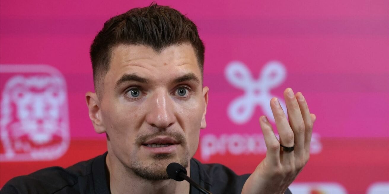 Meunier rechnet mit BVB ab: "Der BVB hat mir, obwohl ich auf dem Platz war, gesagt, dass ich durch die Rückkehr meines Konkurrenten nach seiner Verletzung wieder ins Abseits geraten würde. Da hat es mir ein bisschen an Neutralität und an Konkurrenzkampf gefehlt. Aber das ist ein anderes Thema."