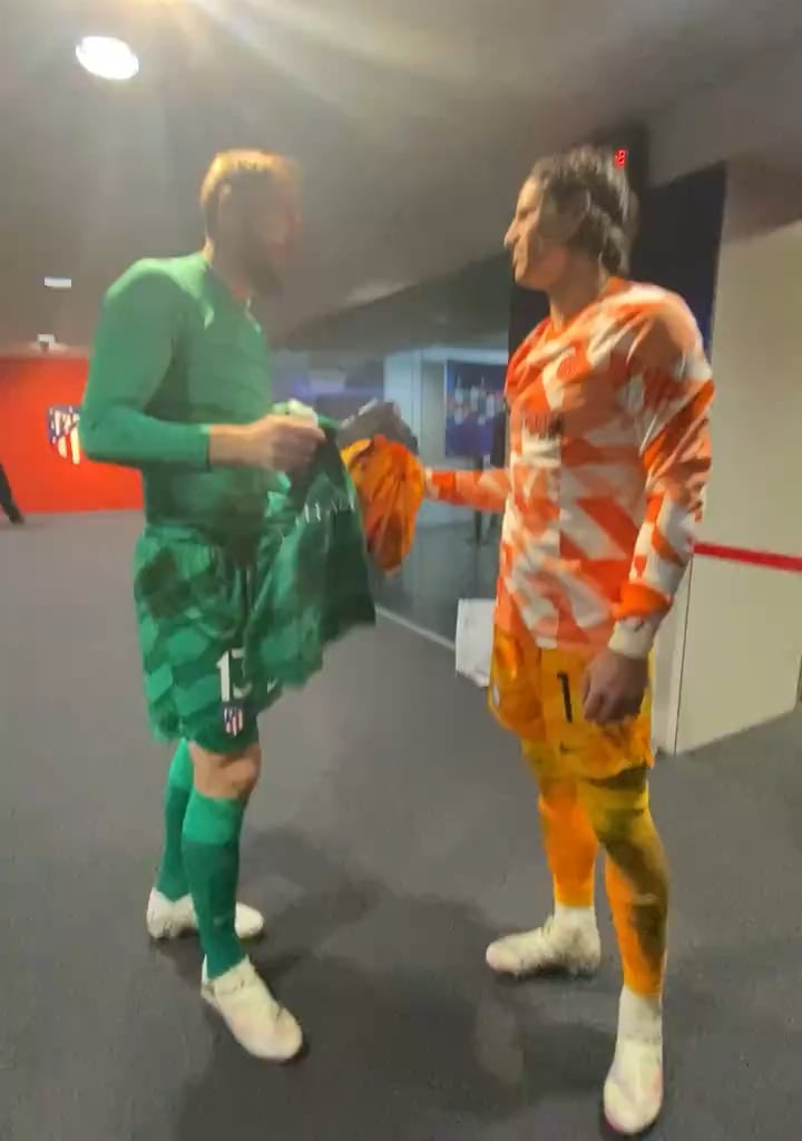Jan Oblak and Yann Sommer show respect to each other after the game!