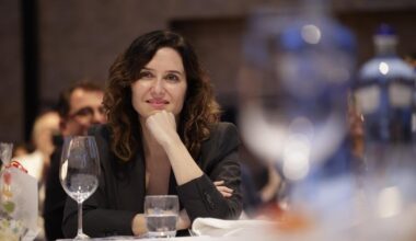 Cuando Ayuso anunció (sin querer) que iba a denunciar a la empresa que pagó comisiones a su pareja: "Está relacionada con el PSOE"