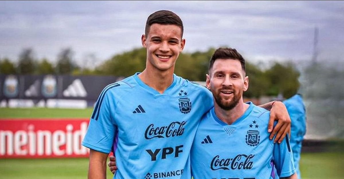 [TyC Sports] In the Argentina camp, they are “crazy” about Valentin Carboni. Even Lionel Messi is the first person to have praised him. The 19-year-old could make his senior debut in the upcoming friendlies this window.