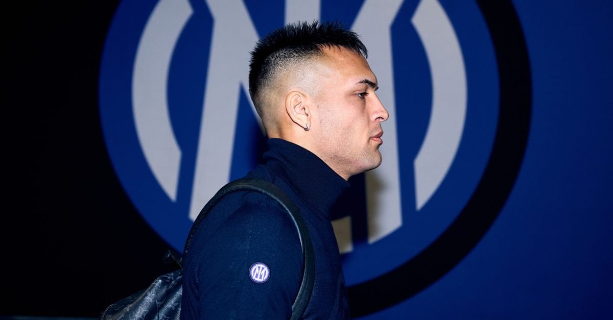 [Sky Sport] Lautaro Martinez will be training starting tomorrow with the team in Appiano Gentile. After playing with Argentina, the Inter captain had returned to Milano, but the plane’s arrival was delayed and then Simone Inzaghi preferred to let him rest at home.