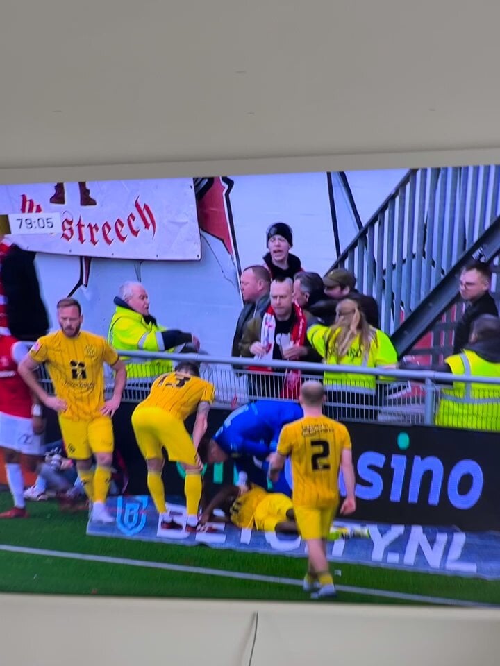 [yungjanssen] MVV supporter dumps full glass of beer over the Roda JC goalkeeper
