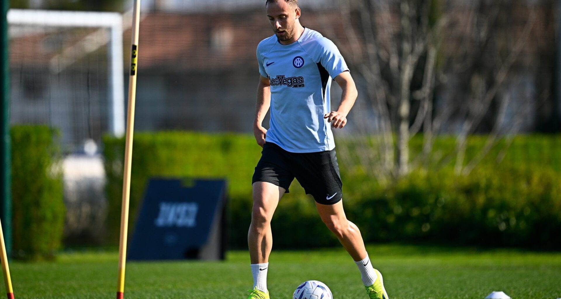 [Mari] Inter, Carlos Augusto and Sensi in the group. De Vrij will try to be back for Udinese, Arnautovic aside but on the field, he also wants to come back vs. Udinese. Cuadrado still apart.