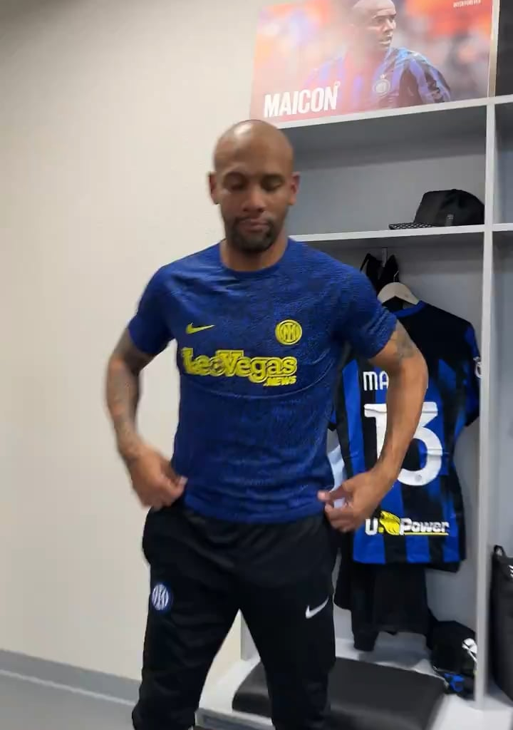 Maicon, Figo, Milito, Cambiasso, Sneijder back in Inter kits 🖤💙