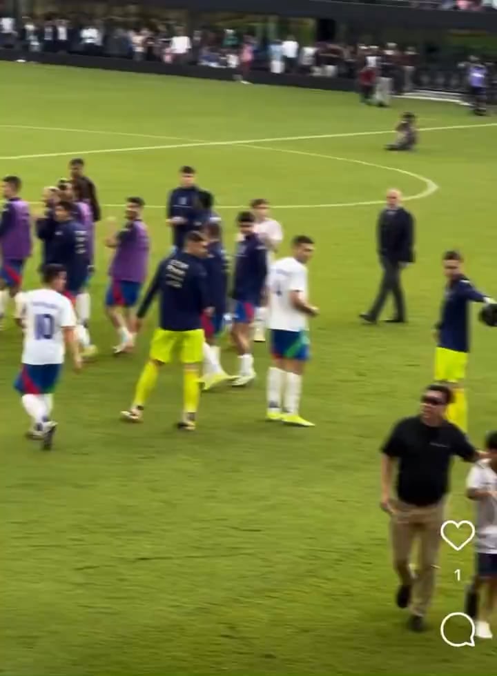 Great gesture by Nicolo Barella after Venezuela-Italy 🇮🇹❤️