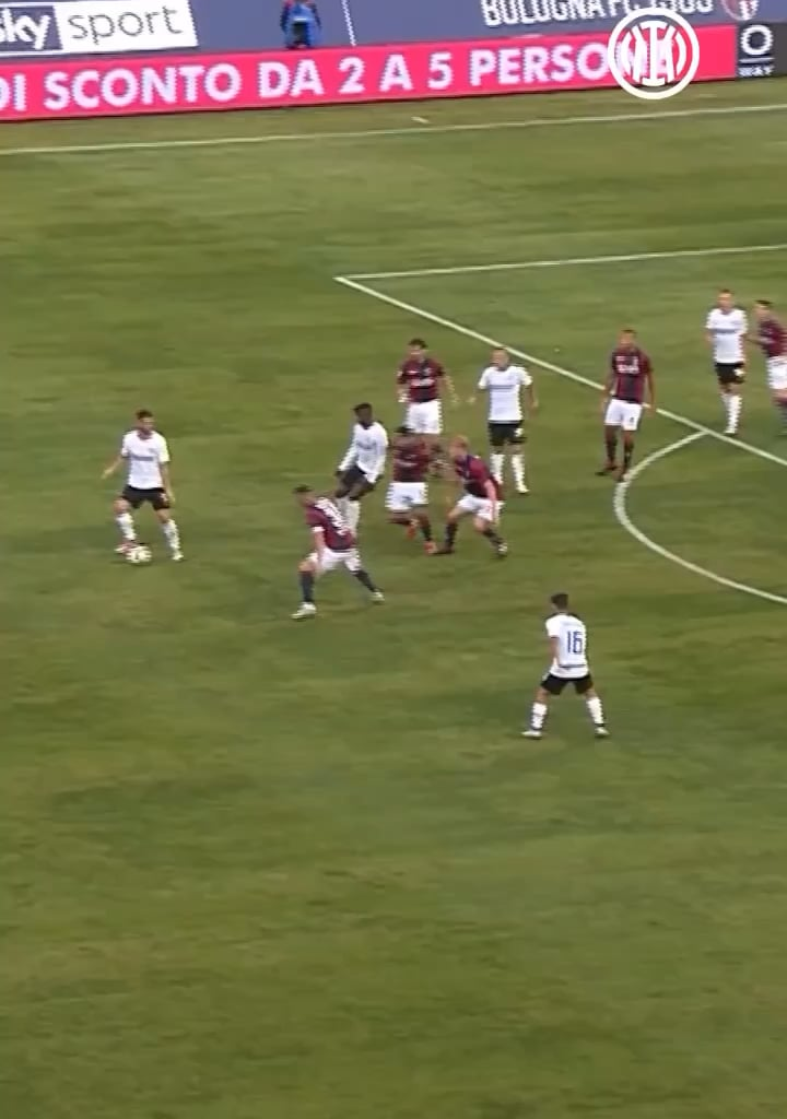 Throwback to this Radja Nainggolan goal in a 3-0 away win vs. Bologna, Politano assist 🖤💙