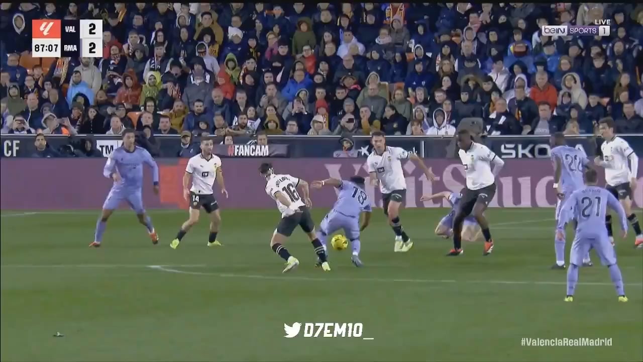 Aurélien Tchouaméni's fall on Mouctar Diakhaby (Valencia) who suffers a horrific injury!