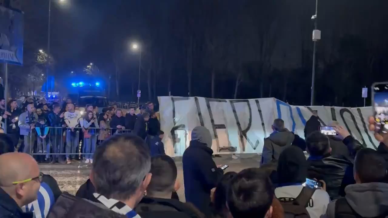 [Mari] “Proud of you” is the message Curva Nord prepares for the arrival of the Inter bus 🖤💙